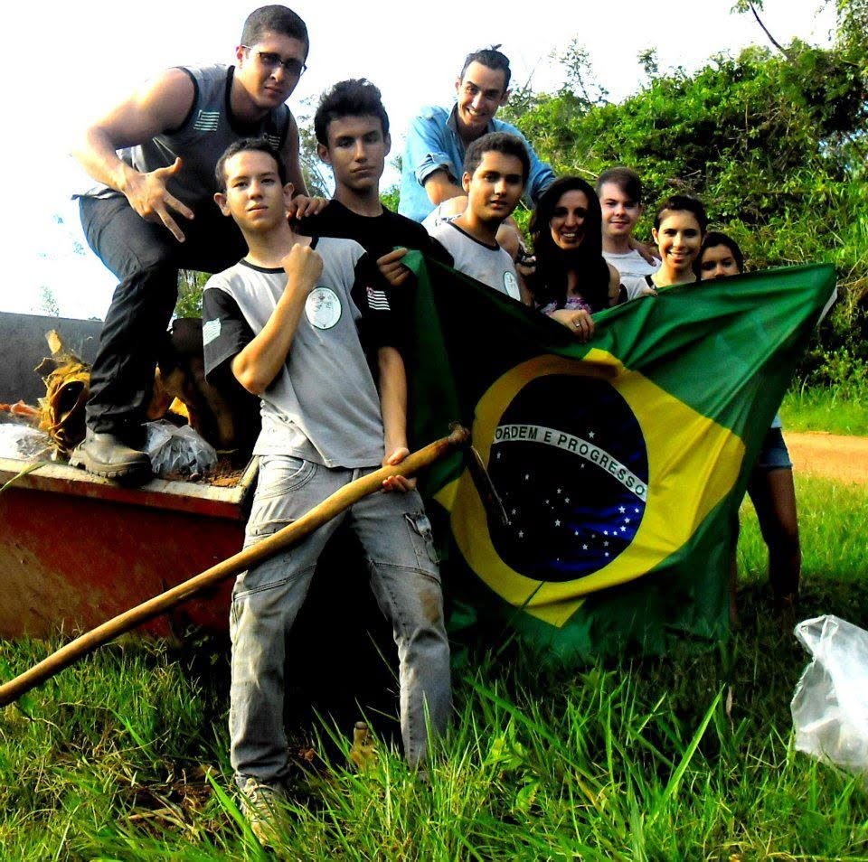 Voluntários reunidos no projeto Consciência Mineral