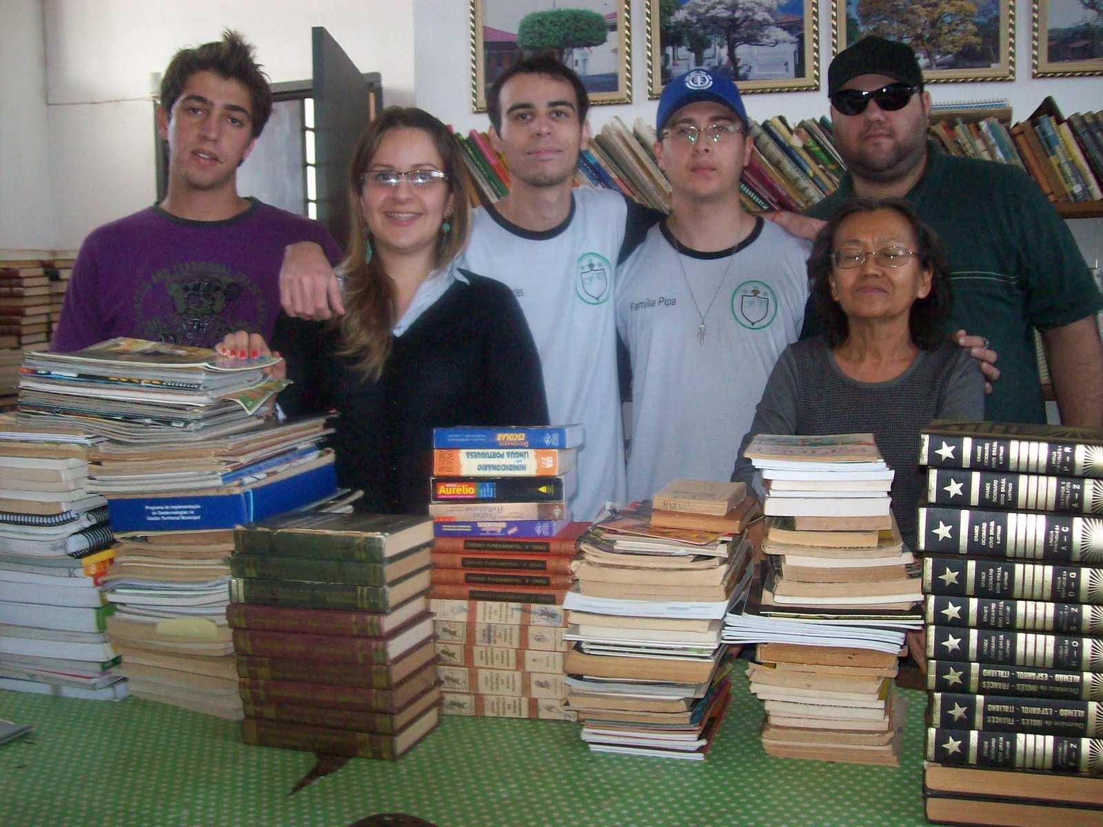 Voluntários entregam livros à Biblioteca Municipal