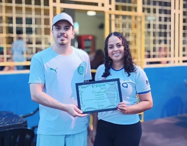 Família Pipa homenageou Lanchão do Tutti com Certificado Benemérito