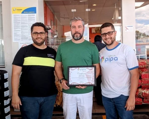 Família Pipa homenageou Posto Lozano com Certificado Benemérito