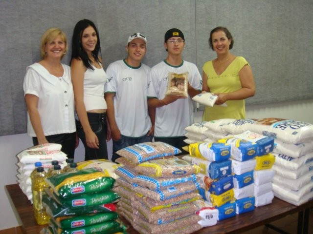 Família Pipa arrecada alimentos em palestra beneficente