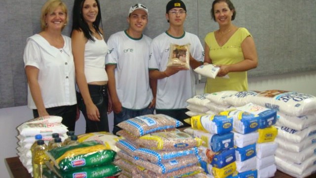 Família Pipa arrecada alimentos em palestra beneficente