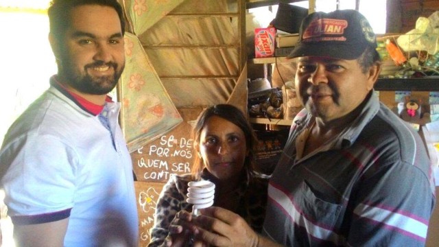 Troca de lâmpadas buscou reduzir o consumo de energia de famílias assistidas pela Família Pipa